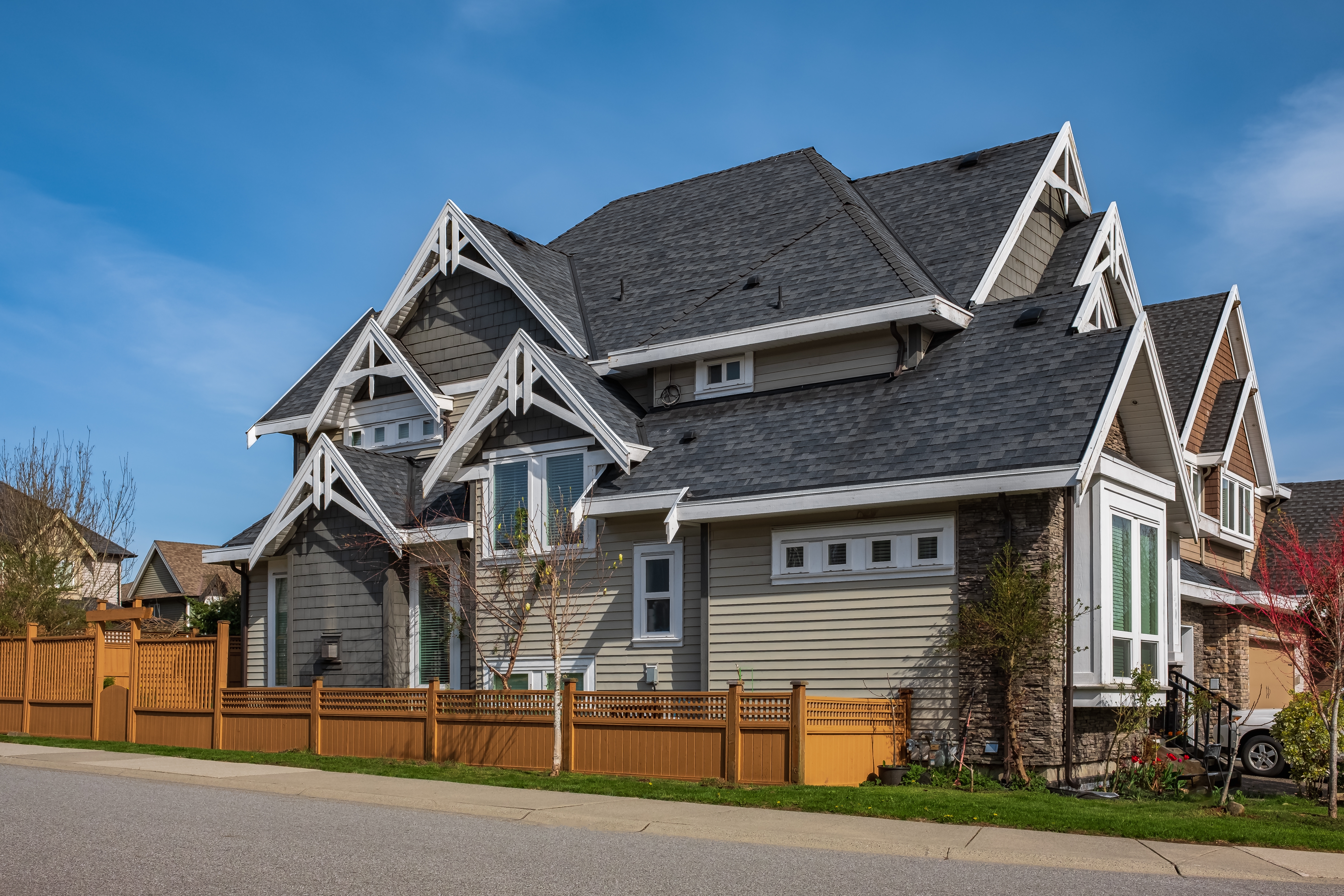 Home with a new roof installed by a top-rated Dallas-Fort Worth contractor
